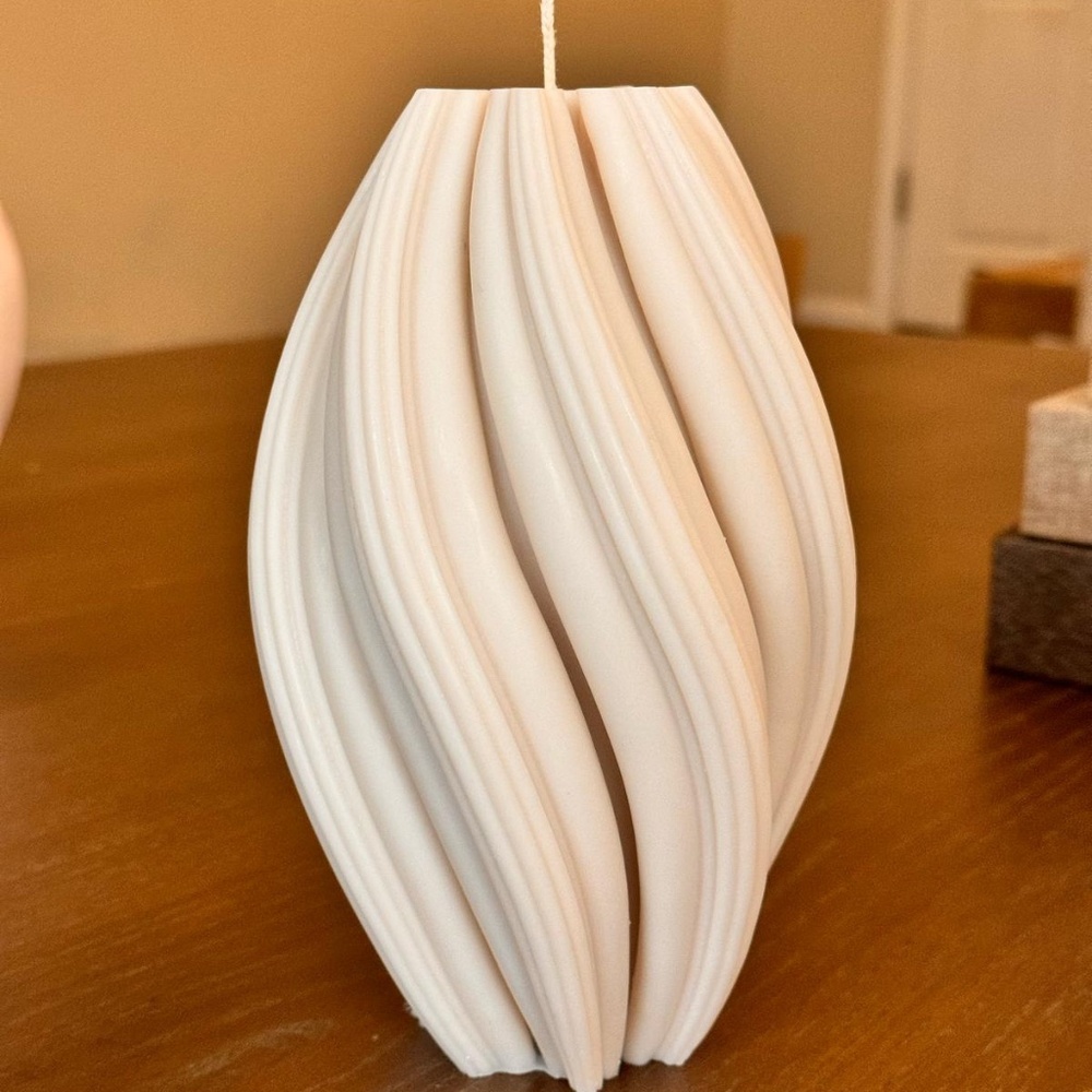 Scented Soy wax Swirl Large Elegant aesthetic Candle - Picture 2 of 6